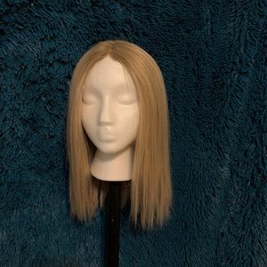 Chelsey Smith cosmetics short blonde wig